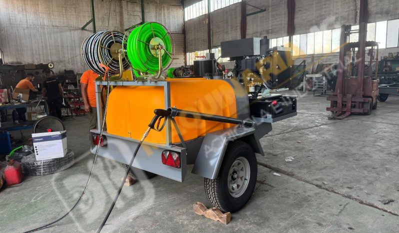 EQUIPO DE LIMPIEZA CON AGUA CALIENTE 300 BARES lleno