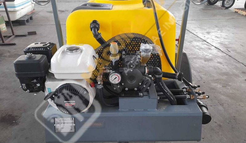 EQUIPO DE FUMIGACIÓN 1000 L CON ENROLLADOR Y FRENO DE INERCIA lleno