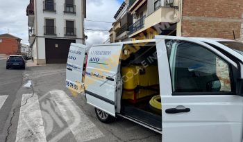 FURGONETA VITO CON EQUIPO DE DESATASCOS DE 35 CV lleno