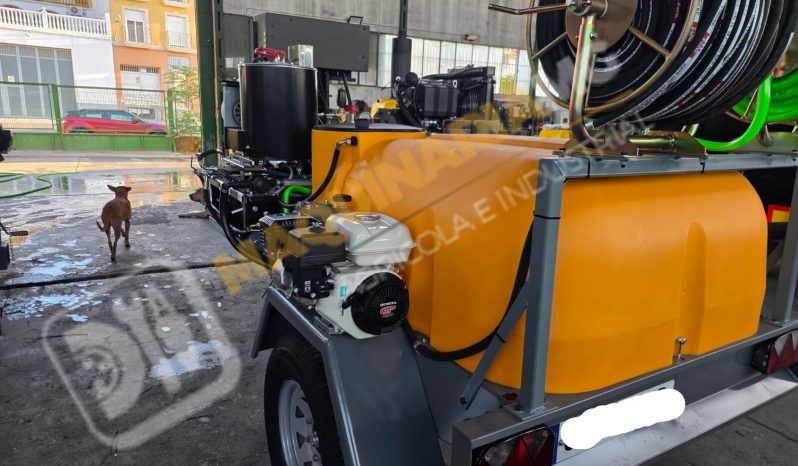 EQUIPO DE LIMPIEZA CON AGUA CALIENTE 300 BARES lleno