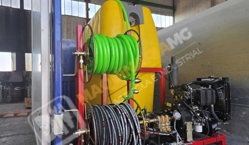 EQUIPO DE LIMPIEZA Y DESATASCOS 1500 LITROS 28 CV DIESEL lleno