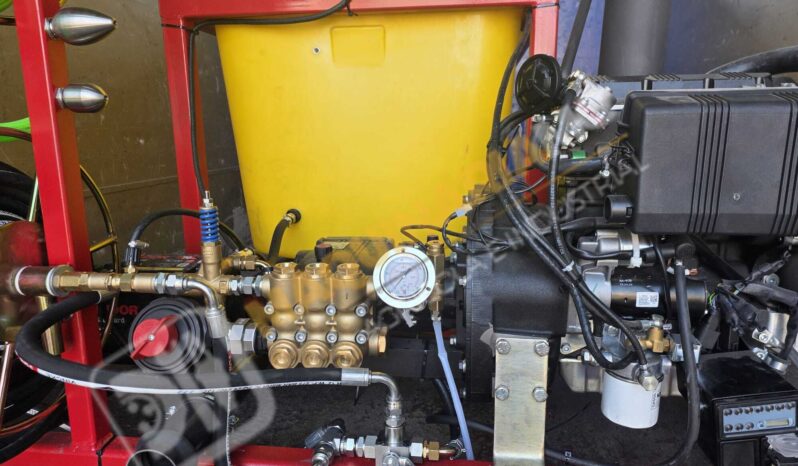 EQUIPO DE LIMPIEZA Y DESATASCOS 1500 LITROS 28 CV DIESEL lleno