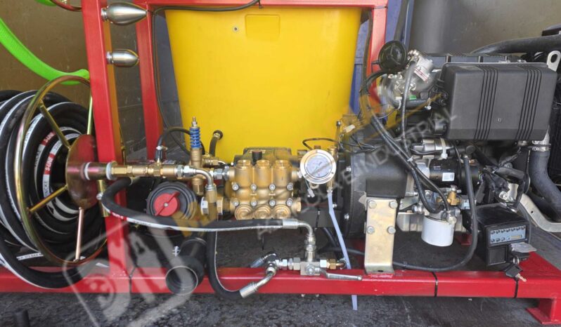 EQUIPO DE LIMPIEZA Y DESATASCOS 1500 LITROS 28 CV DIESEL lleno