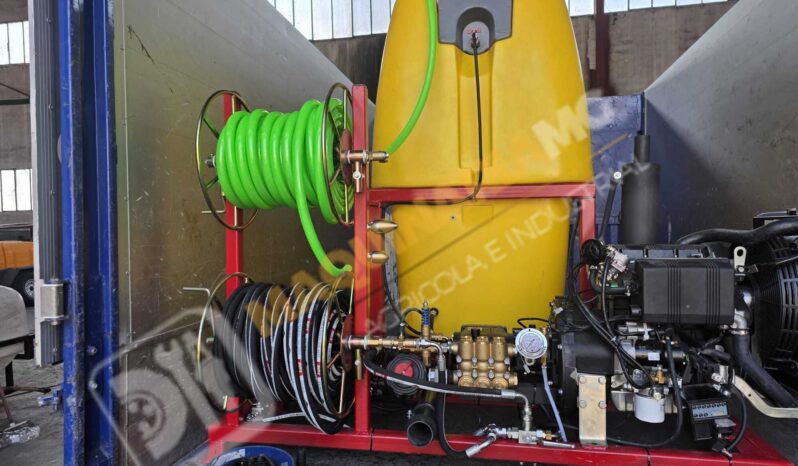 EQUIPO DE LIMPIEZA Y DESATASCOS 1500 LITROS 28 CV DIESEL lleno