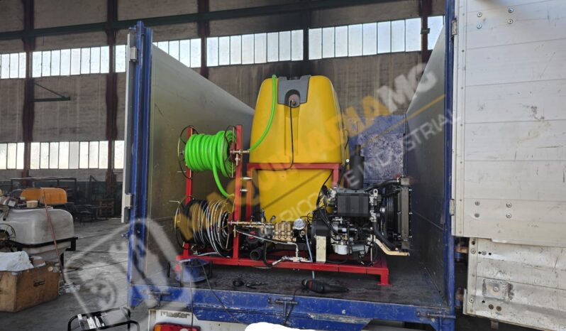 EQUIPO DE LIMPIEZA Y DESATASCOS 1500 LITROS 28 CV DIESEL lleno