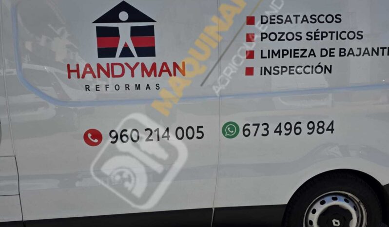FURGÓN TRAFIC PARA DESATASCOS, LIMPIEZA Y DESINFECCIÓN lleno